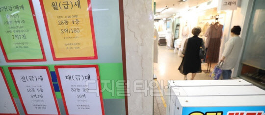 정부의 6·17 대책 발표로 강남구와 송파구 일대 거주 요건이 강화되자 집주인들이 세입자를 내쫓으려는 분위기가 감지되고 있다. 서울 대치동 은마아파트 상가 내 부동산공인중개업소에 아파트 급매물 시세가 걸려 있다. 



연합뉴스