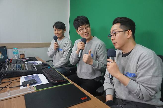 중계진 스튜디오와 임성춘 해설, 박상현 캐스터, 이승원 해설의 모습.