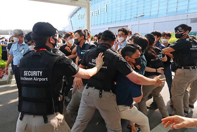 Incheon International Airport Corp. employees protest Monday against CEO Koo Bon-hwan, as the company plans to offer permanent positions to over 1,900 contract or part-time workers. The move has been criticized by many as reverse discrimination. (Yonhap)