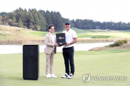 미 PGA 장타자 브룩스 켑카(미국)는 지난 주 RBC 헤리티지 4라운드에서 '이글쇼'를 보여주었다 .사진은 2018년 PGA투어 '더 CJ컵 @ 나인브릿지' 시상식에서 우승자인 켑카가 이재현 CJ그룹 회장과 함께 포즈를 취한 모습.