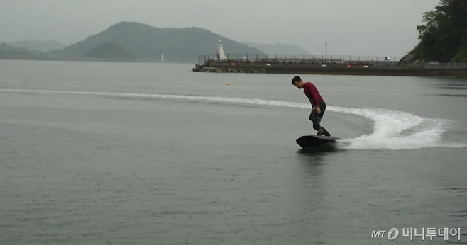 제트웨이크 강영도 이사가 18일 창원 진해해양공원에서 전동서프보드 제품 B200을 시연하고 있다. /사진=김훈남 기자