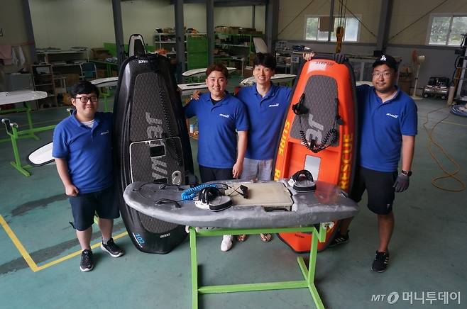 이중건 대표(왼쪽에서 두번째)와 제트웨이크 임직원 /사진=김훈남