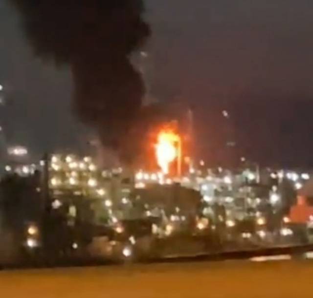 ▲22일 밤 8시 27분께 폭발사고 발생한 전남 여수시 여수산단에 있는 삼남석유화학에서 불길이치솟고 있다ⓒ제보자