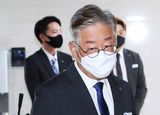 이재명 경기지사가 지난 18일 오후 경기도 수원시 경기도청에서 열린 6월 확대간부회의에 참석하고 있다. 연합뉴스