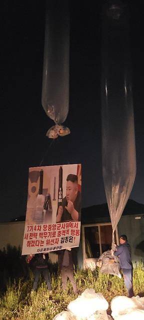 대북 전단 살포하는 시민단체  - 자유북한운동연합과 대북풍선단 회원들이 지난달 31일 새벽 접경 지역인 경기 김포 월곶면 성동리에서 대북전단 50만장과 소책자 500권을 살포하는 모습. 북한 김정은 국무위원장의 여동생 김여정 노동당 제1부부장은 4일 노동신문 담화문에서 대북 전단에 대해 “무엄하게 놀아댄 것”이라고 비난했다.자유북한운동연합 제공