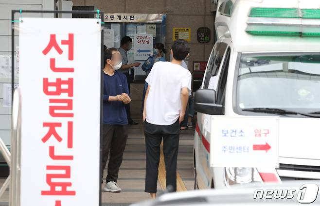 14명의 신종 코로나바이러스 감염증(코로나19) 확진자가 도봉구 성심데이케어센터에서 발생한 가운데 12일 서울 도봉구보건소에서 시민들이 검체 검사를 받기 위해 기다리고 있다. 2020.6.12/뉴스1 © News1 이성철 기자