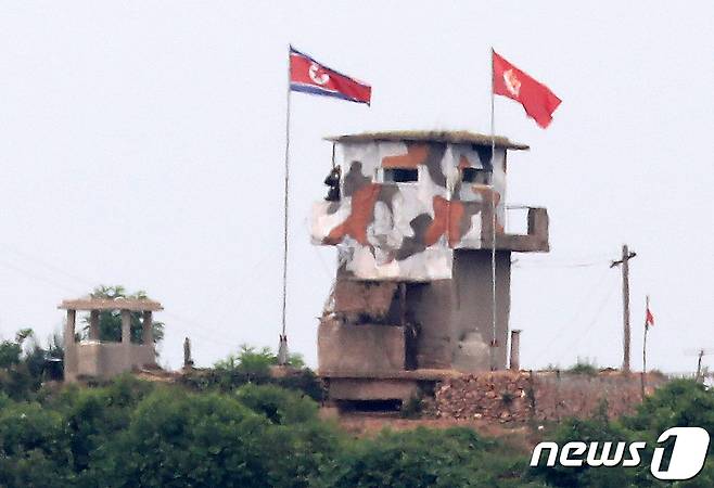 북한이 대남 전단(삐라) 살포 준비 및 DMZ 동·서·중부 전선 일대 20여 곳에 확성기 방송 시설을 재설치한 가운데 23일 경기 파주 접경지역에서 바라본 북측 군 초소에서 북한군들이 경계근무를 하고 있다. 2020.6.23/뉴스1 © News1 송원영 기자