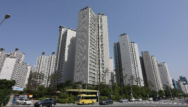 서울 송파구 잠실동 리센츠 아파트 전경. 리센츠 전용면적 27㎡는 토지거래허가제의 적용을 받지 않아 최근 투자수요가 몰리고 있다.