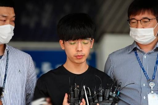 성 착취물을 공유하는 텔레그램 대화방인 'n번방' 운영자 '갓갓' 문형욱(24)과 함께 피해자를 협박한 25세 안승진이 23일 오후 검찰로 송치되기 위해 경북 안동시 안동경찰서에서 나오고 있다. 연합뉴스