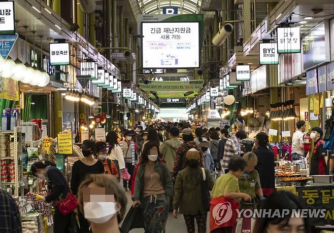 소상공인 카드매출 전년수준 회복…재난지원금 소비진작 '효과' [연합뉴스 자료사진]