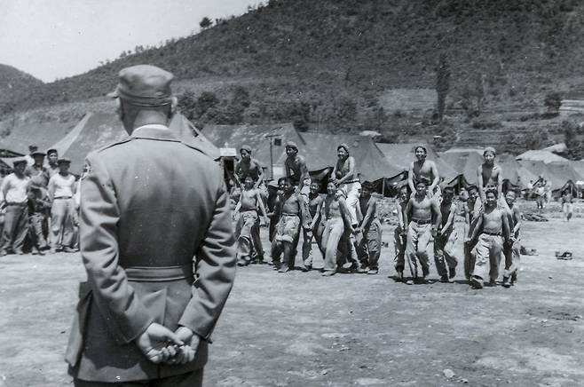 한국 전쟁 당시 포로수용소에서 기마 싸움하는 수감자들 (서울=연합뉴스) 한국전쟁 70주년을 맞아 국제적십자위원회(ICRC)가 보유하고 있던 한국전쟁 당시 모습이 담긴 사진을 연합뉴스가 입수했다. 이 사진들은 한국전 당시 한반도에 파견됐던 ICRC 관계자들이 기록했던 것으로 전쟁 포로와 참상 등의 모습이 담겨 있다. ICRC는 한국전쟁의 시작과 동시에 한반도에 파견돼 유엔군과 공산군 간 제네바 협약 준수 감시 활동과 난민 구호 활동 등을 했다. 사진은 1951년 6월4일 거제 포로수용소에서 기마 싸움을 하는 수감자들의 모습 [국제적십자위원회(ICRC) 제공. 재판매 및 DB 금지]