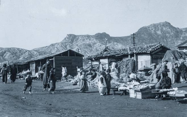 한국전쟁 당시 서울 도심 풍경 (서울=연합뉴스) 한국전쟁 70주년을 맞아 국제적십자위원회(ICRC)가 보유하고 있던 한국전쟁 당시 모습이 담긴 사진을 연합뉴스가 입수했다. 이 사진들은 한국전 당시 한반도에 파견됐던 ICRC 관계자들이 기록했던 것으로 전쟁 포로와 참상 등의 모습이 담겨 있다. ICRC는 한국전쟁의 시작과 동시에 한반도에 파견돼 유엔군과 공산군 간 제네바 협약 준수 감시 활동과 난민 구호 활동 등을 했다. 사진은 1952년 1월 한국전쟁 속에서도 재건되고 있는 서울의 한 재래시장 모습. [국제적십자위원회(ICRC) 제공. 재판매 및 DB 금지]