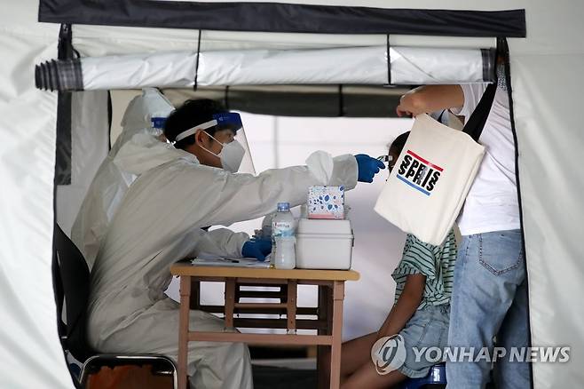 선별진료소에서 검진 [연합뉴스 자료 사진]