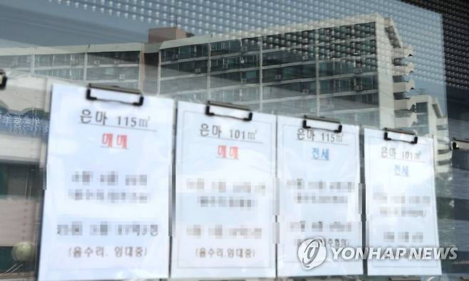 강남권 재건축 단지 바로미터 은마아파트 (서울=연합뉴스) 정하종 기자 = 정부가 주택시장 안정을 위한 관리방안을 발표한 17일 오후 서울 강남구 대치동 은마아파트 단지. 2020.6.17 chc@yna.co.kr