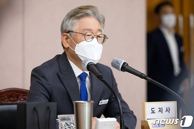 (경기=뉴스1) 진현권 기자 = 이재명 경기도지사는 25일 “정부와 함께 불법고리사채 끝까지 뿌리 뽑겠다”고 밝혔다./ 2020.6.18/뉴스1