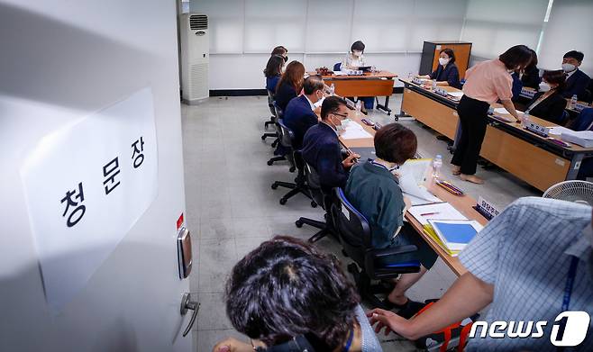 25일 서울 종로구 서울시교육청 옆 서울시학교보건원에서 열린 대원국제중 청문회가 비공개로 전환되고 있다./뉴스1 © News1