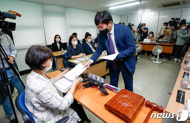 25일 서울 종로구 서울시교육청 옆 서울시학교보건원에서 열린 대원국제중 청문회에서 청문 주재를 맡은 정연순 변호사가 학교 측 변호사에게 청문의견 요지 서류를 전달받고 있다./뉴스1 © News1