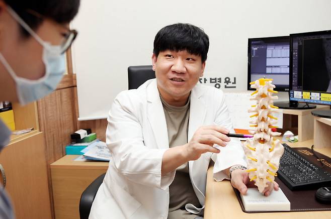 부평힘찬병원 서병선 원장(신경외과 전문의)이 환자에게 척추 질환에 대해 설명하는 모습.