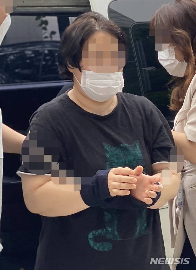 [서울=뉴시스] 이기상 기자 = 마스크 착용 요구에 난동 피우며 지하철 운행을 지연시킨 혐의를 받고 있는 40대 여성이 25일 오전 서울 양천구 서울남부지방법원에서 구속 전 피의자 심문(영장실질심사)를 받기 위해 법정으로 들어서고 있다. 2020.06.25.wakeup@newsis.com