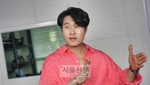 지난 16일 배우 민도윤씨가 서울신문 스튜디오에서 인터뷰하는 모습.