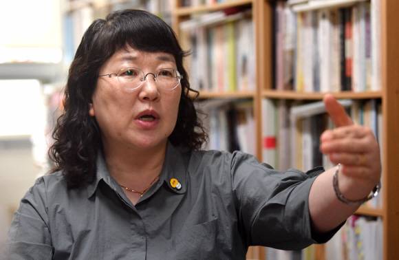 20여년간 한국군 위안부 문제 연구한 김귀옥 교수  - 김귀옥 한성대 사회학 교수가 지난 23일 자신의 사무실에서 한국군 위안부에 대한 진상조사가 필요하다고 말하고 있다. 박지환기자 popocar@seoul.co.kr