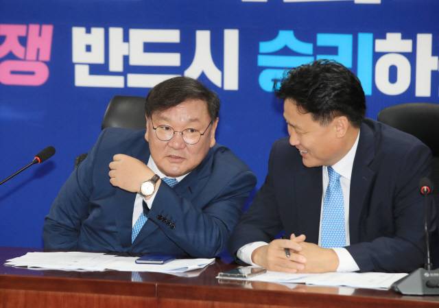 더불어민주당 김태년 원내대표(왼쪽)와 김영진 원내수석부대표가 25일 오전 국회 의원회관에서 열린 정책조정회의에서 대화하고 있다./연합뉴스