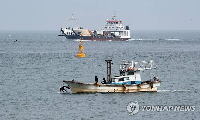 당섬 선착장으로 들어오는 연평도 어민들 [연합뉴스 자료사진]