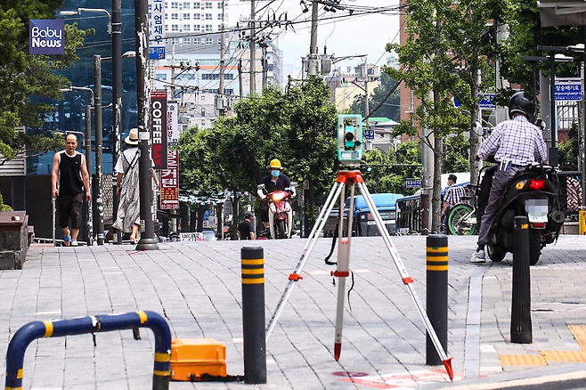 지난 23일 서울 동작구의 한 인도에서 오토바이들이 당연한 듯 주행하고 있다. 김재호 기자 ⓒ베이비뉴스