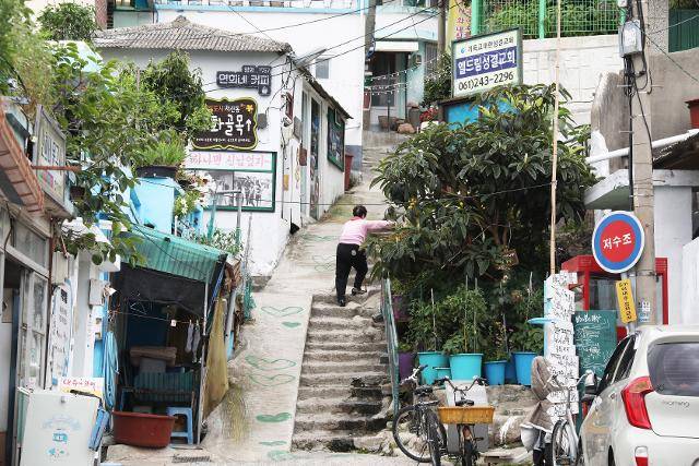 서산동 시화골목. 언덕의 좁은 골목에 실험적인 예술 공간이 다수 입주해 있다.