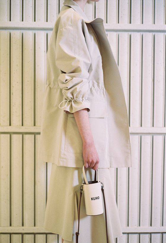 텀블러 하나가 간신히 들어갈만한 작은 사이즈의 가방을 선보인 '구호'. 사진 구호