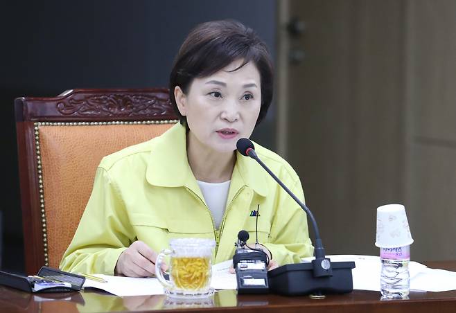 김현미 국토교통부 장관이 6·17 부동산 대책 발표 후 풍선효과가 나타난 경기 김포 등 비규제지역에 대한 추가 대책을 내놓을 가능성을 언급했다. 사진은 지난 23일 세종시 정부세종청사에서 열린 한 간담회에 참석한 김현미 국토교통부 장관 모습. [연합]