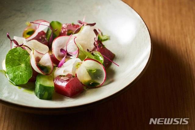[서울=뉴시스]'ebt'의 '프리픽스 런치 코스' 스타터 중 '생 참치 샐러드'