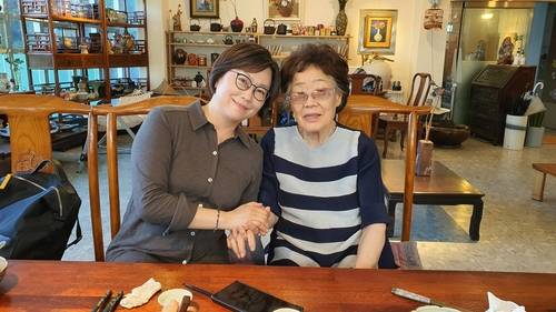 정의연 이사장과 만난 이용수 할머니 (대구=연합뉴스) 26일 오후 대구시 남구 한 카페에서 이용수 할머니(오른쪽)와 이나영 정의기억연대 이사장이 만나고 있다. 2020.6.26 sunhyung@yna.co.kr [이용수 할머니 측근 제공. 재판매 및 DB 금지]