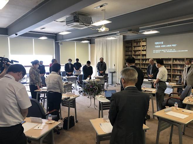 개신교 보수ㆍ진보 연합 운동 방안 모색을 위해 19일 서울 평창동 ‘대화의 집’에 모인 기독교윤리실천운동과 크리스챤아카데미 측 인사들이 본격 대화를 시작하기에 앞서 함께 기도하고 있다. 권경성 기자