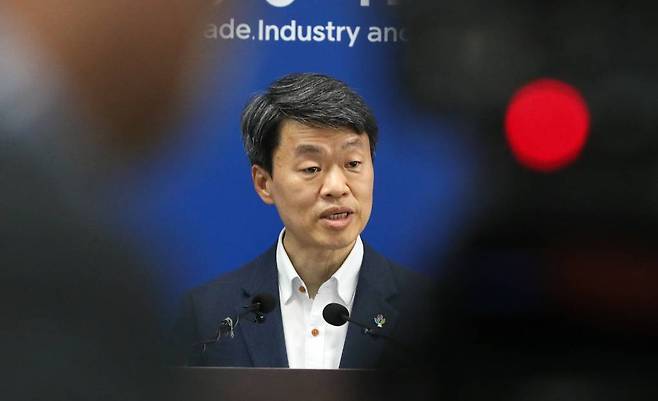 [세종=뉴시스]강종민 기자 = 나승식 산업통상자원부 무역투자실장이 2일 오후 정부세종청사에서 그동안 잠정 정지했던 일본의 수출규제 조치에 대한 세계무역기구(WTO) 분쟁해결 절차를 재개한다고 밝히고 있다. 2020.06.02.   ppkjm@newsis.com