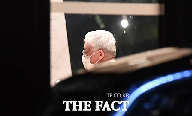 서경배 아모레퍼시픽그룹 회장이 27일 오후 서울 중구 신라호텔 영빈관에서 열린 장녀 서민정 아모레퍼시픽 뷰티영업전략팀 과장과 홍정환 보광창업투자 투자심사총괄의 약혼식에 참석한 뒤 이동하고 있다. /이새롬 기자