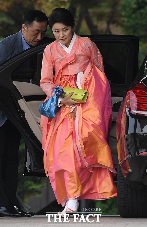 서경배 아모레퍼시픽 회장의 아내 신윤경 씨가 27일 오후 서울 중구 신라호텔 영빈관에서 열린 서민정 아모레퍼시픽 뷰티영업전략팀 과장과 홍정환 보광창업투자 투자심사총괄의 약혼식에 참석하고 있다. /이새롬 기자