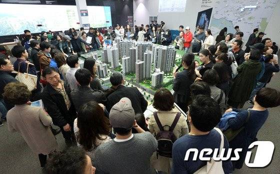 부동산 정보업체 부동산114에 따르면 올 상반기 서울 전체 일반공급 가운데 전용 85㎡ 초과의 청약 경쟁률이 207.65대 1로 나타났다. 전용 60~85㎡ 이하의 평균 경쟁률(62.72대 1)보다 3배 이상 높은 수준이다.