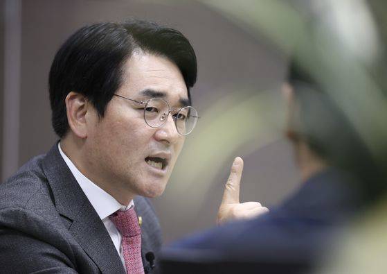 박용진 민주당 의원이 24일 국회 의원회관 사무실에서 중앙일보와 인터뷰하고 있다. 임현동 기자