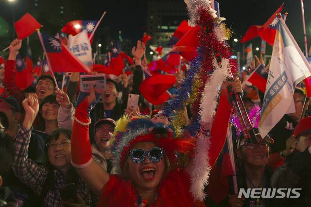 [타이베이=AP/뉴시스]9일 밤(현지시간) 대만 타이베이의 총통부 앞 카이다거란 거리에서 국민당(KMT) 총통 후보 한궈위의 선거 유세가 열려 그의 지지자들이 청천백일기를 흔들며 연호하고 있다. / 사진 = 뉴시스