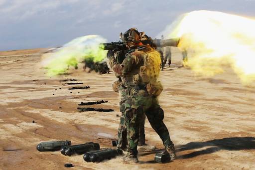 미 육군 장병이 아프간에서 칼 구스타프 무반동포를 쏘고 있다. 미 육군 제공