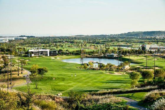 인천국제공항에 인접한 골프장 스카이72 바다코스의 지금의 전경. 올해말 계약기간이 끝나면서 양측이 지상권 인정 여부를 놓고 법리 논쟁을 벌이고 있다. [사진 스카이72]