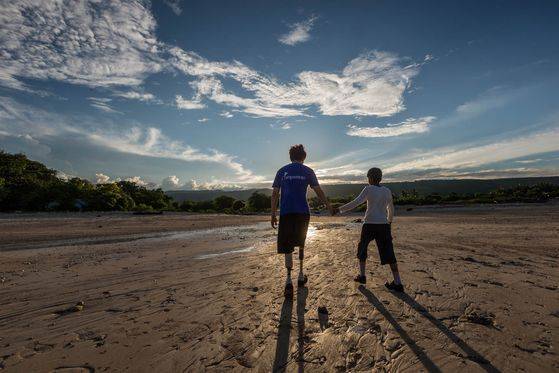 2013년 서로의 다리가 되어 함께 걷는 세진 군과 넬디. 넬디의한쪽 다리는 세진으로부터 받은 의족이다.