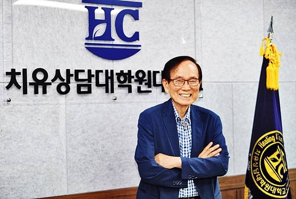 정태기 치유상담대학원대 총장이 지난 25일 서울 서초구 총장실에서 목회자를 위한 치유사역에 관해 설명하고 있다. 강민석 선임기자