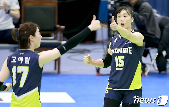 15일 경기도 수원 실내 체육관에서 열린 도드람 2019-20 V리그 현대건설과 인삼공사 와의 경기에서 현대건설 황민경(오른쪽)이 고예림을 향해 엄지를 치켜세우고 있다. (현대건설 배구단 제공)2020.2.15/뉴스1