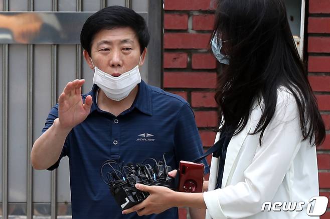 대북전단(삐라) 살포 혐의로 수사를 받고 있는 박상학 자유북한운동연합 대표가 30일 오후 서울 양천구 서울지방경찰청 보안수사대에서 피의자 신분으로 조사를 마친 뒤 귀가하고 있다. 경찰은 지난 26일 박상학·박정오 대표의 신체 및 차량, 자유북한운동연합·큰샘 사무실에 대해 압수수색한 바 있다. 2020.6.30/뉴스1 © News1 민경석 기자