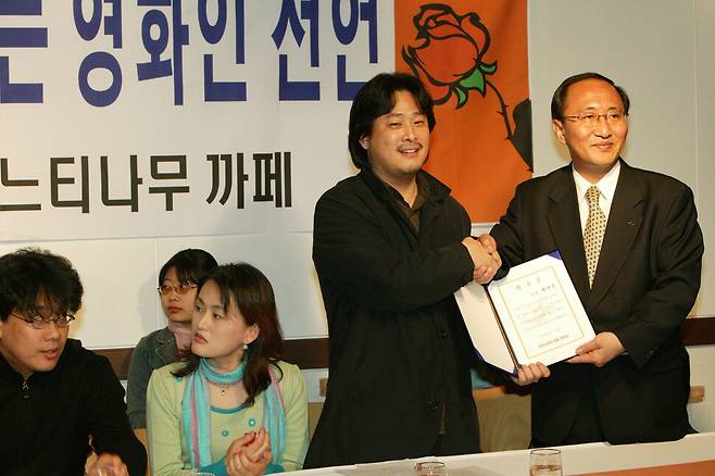 한국사회의 여러 문제에 대하여 봉준호와 박찬욱은 주저하지 않고 소신을 밝히곤 했다. 2004년4월에 민주노동당 지지를 선언하기도 했다. 봉준호, 오지혜, 박찬욱, 그리고 노회찬의 모습이 보인다. 류우종 기자가 찍었다.