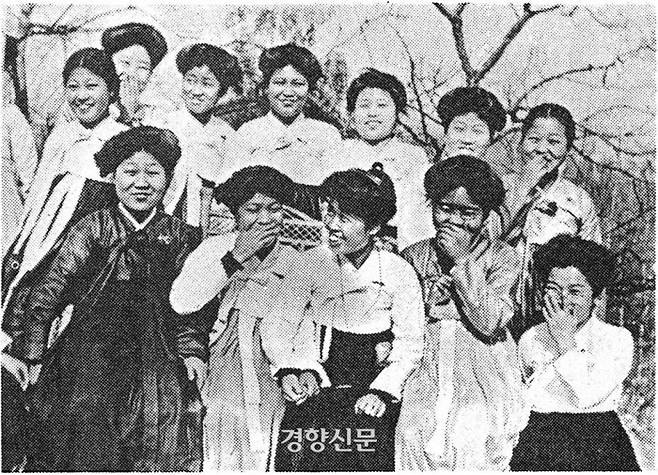 이화학당의 초창기 모습. 원어민 선교사들이 가르친 이화학당 학생들의 영어실력은 정평이 나 있었다. 조선일보 1925년 1월28일자는 ‘영어와 음악에 이름난 이화여학교’라면서 “그 학교 학생들은 다른 학교에 비교하여 영어와 음악에 큰 장기를 가졌다고 한다. 대학 예과 쯤 되는 학생들은 영어로 회화가 능통하다”고 소개했다. |경향신문 자료사진