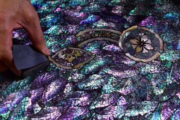 영롱한 빛깔은 나전의 특징이다. 전복 소라 진주 등이 재료로 쓰이며 각기 고유한 패턴과 빛깔을 가지고 있다.