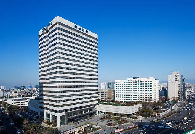 건설공제조합이 조합원의 유동성을 높이기 위해 선급금공동관리 제도를 추가 완화하기로 했다. 사진은 서울 강남구 논현동 조합 사옥. /사진=건설공제조합